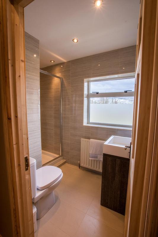 Spacious 4 Bedroom Home - 5 Min Walk To Town 恩尼斯基林 外观 照片